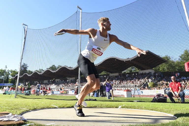 Kevin Mayer lance son disque pour battre le record du monde de décathlon