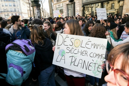 Environ 1 000 jeunes ont manifesté à Paris pour le climat, le vendredi 15 février. (© Michel Stoupak / NurPhoto).
