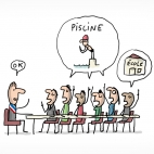 Un maire est assis au bout d'une longue table, il porte son écharpe tricolore. Six autres personnes sont assises autour de cette table. Ils discutent ensemble des projets pour leur ville, comme une piscine ou une école.