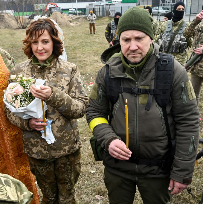 mariage de deux soldats en Ukraine