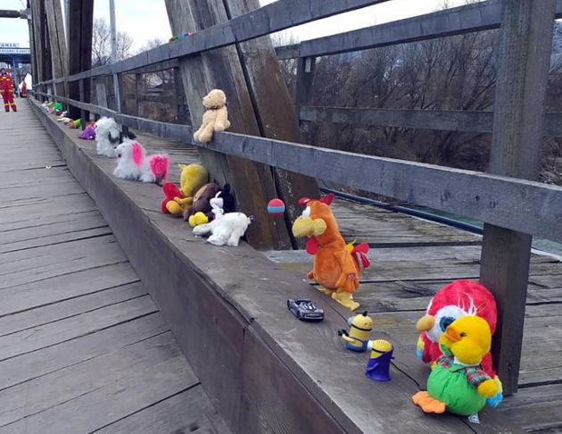 peluches sur un pont en Roumanie