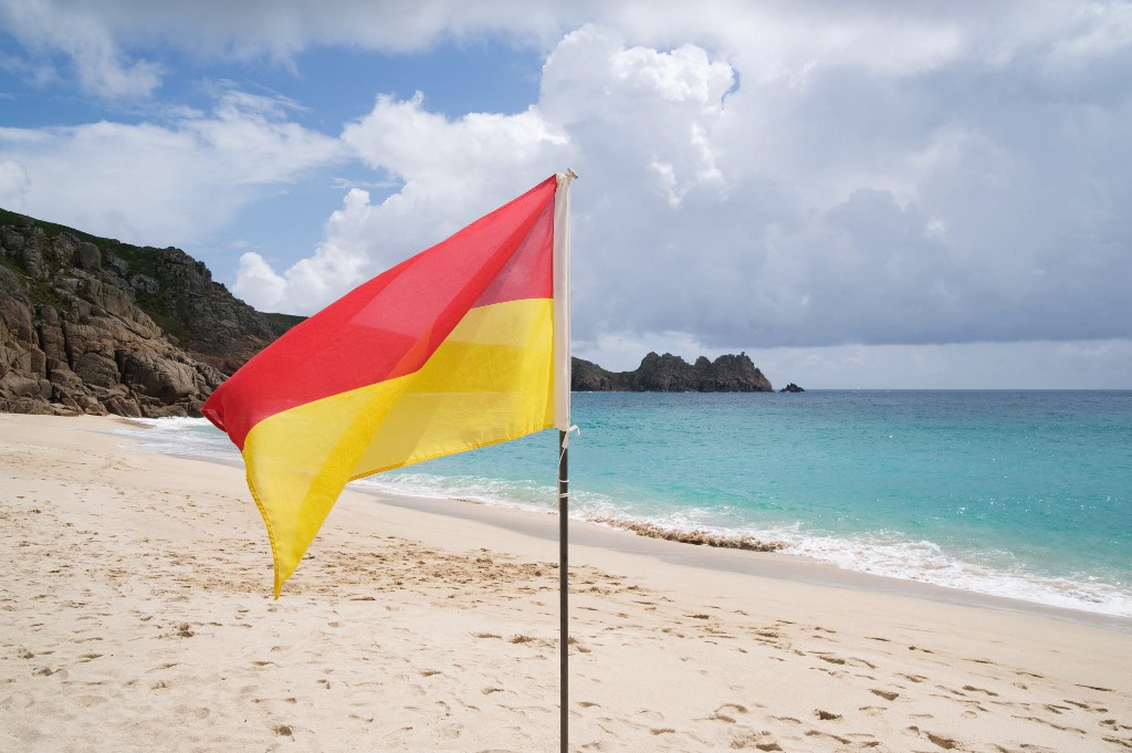 drapeau plage jaune et rouge