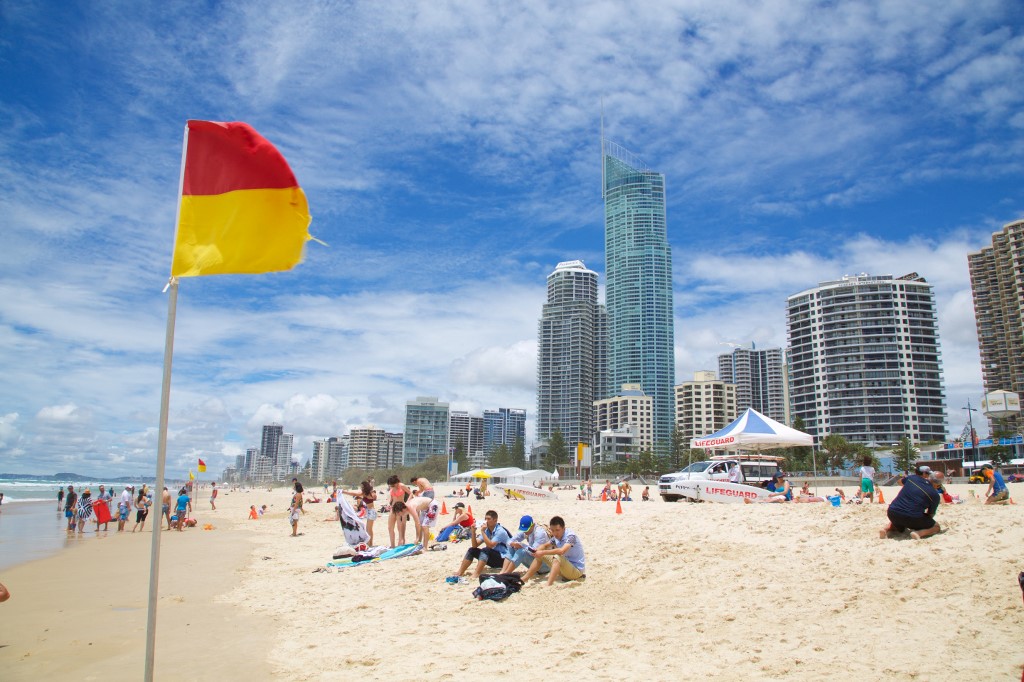 drapeau plage jaune et rouge