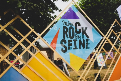photo montrant le panneau à la porte de l'espace du Mini Rock en Seine