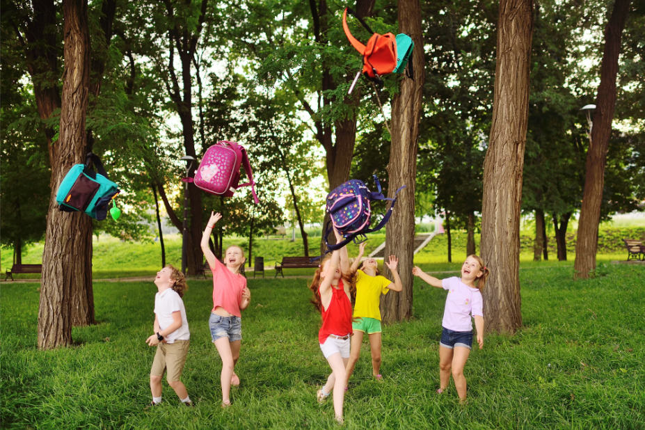 Enfants en vacances qui jettent leur cartable