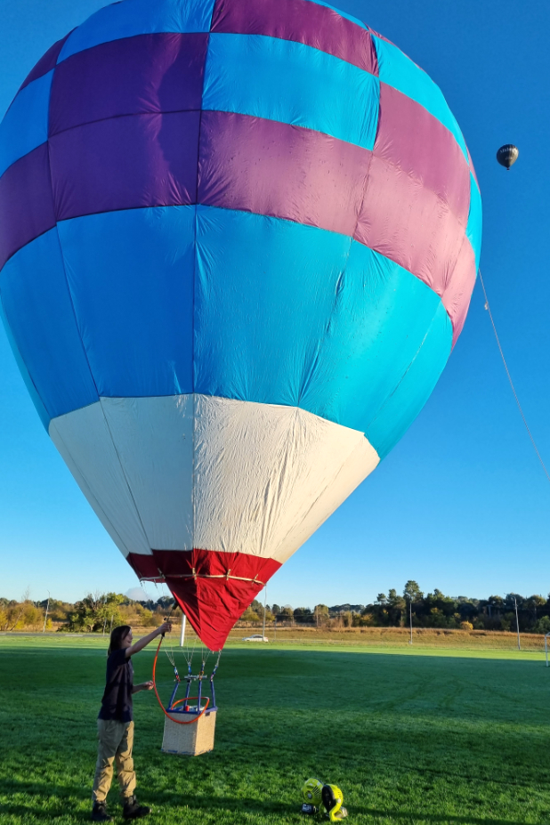 Hamish fait décoller sa montgolfière. 