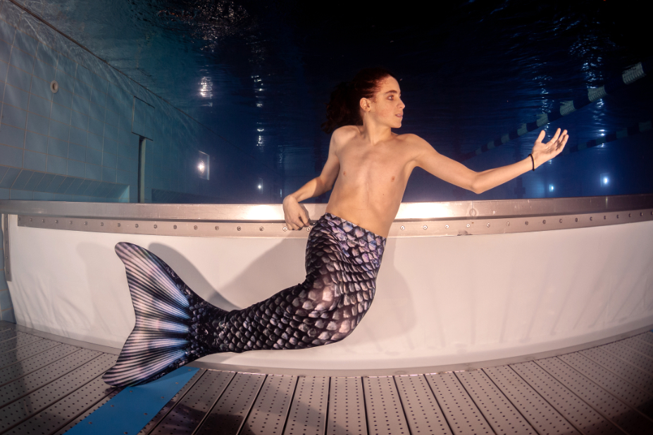 Lucio sous l'eau, avec sa queue de sirène.