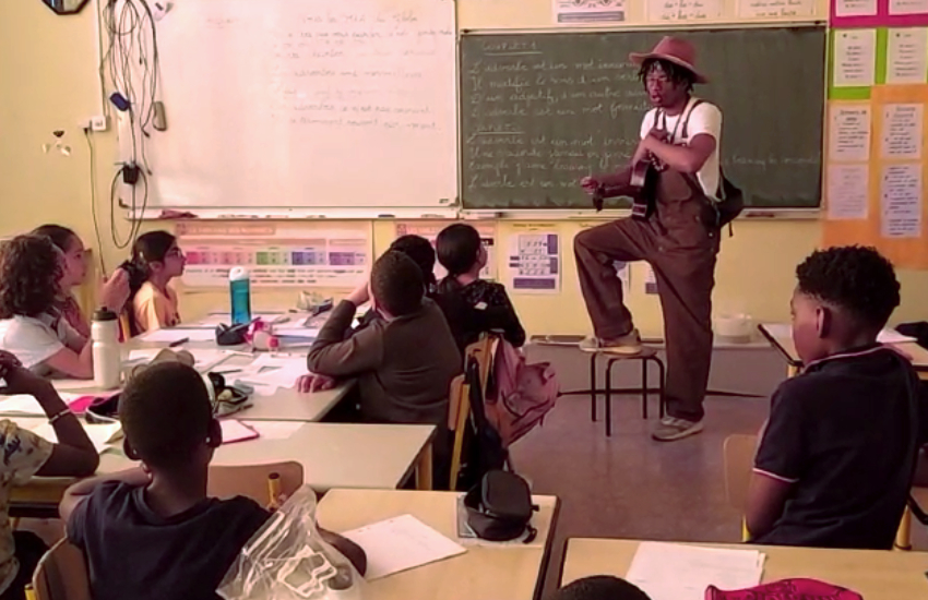 Le guitariste Jonathan aide les élèves de la classe de Zaïad à créer la chanson qu’ils vont présenter au concours 