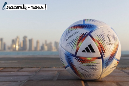 un ballon de la coupe du monde de foot avec en arrière plan les buildings du Qatar