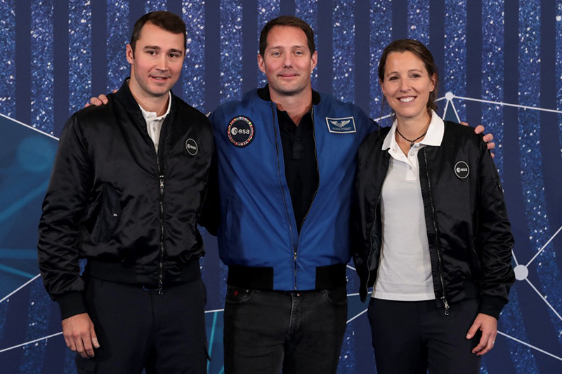 Sur cette photo Sophie Adenot pause aux côtés de Thomas Pesquet (au centre) et d'Arnaud Prost, tout juste nommé astronaute de réserve.