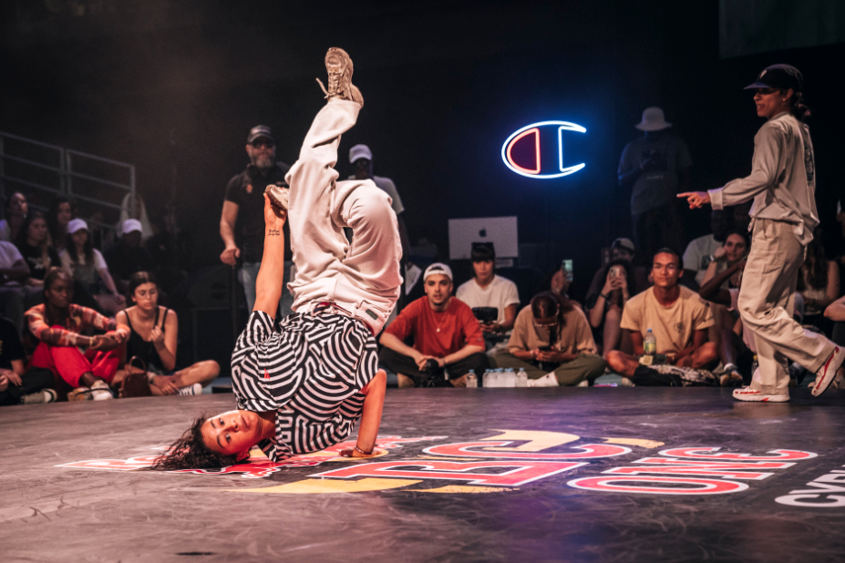 B-Girl Carlotta fait une figure de breakdance pendant une compétition.