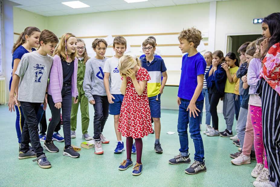 des enfants jouant une pièce de théâtre