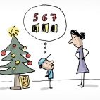 Un enfant devant un sapin de Noël avec un calendrier de l'Avent