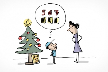 Un enfant devant un sapin de Noël avec un calendrier de l'Avent