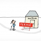 Une patiente devant un cabinet médical fermé