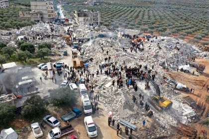 photo de bâtiments détruits par le séisme près de la ville de Harim en Syrie. De nombreuses personnes recherchent des survivants.
