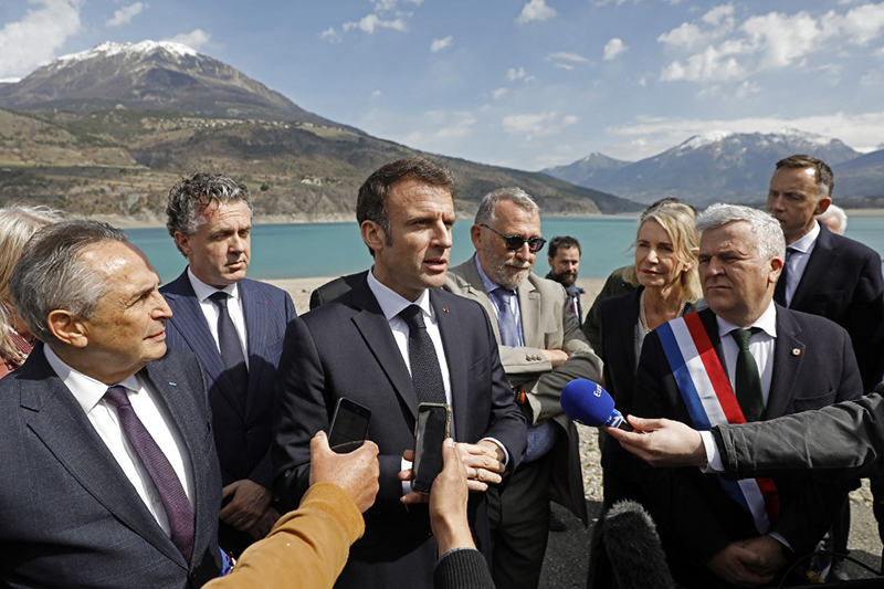 Photo montrant le président Macron parlant aux journalistes, le 30 mars à Savines-Le-Lac.