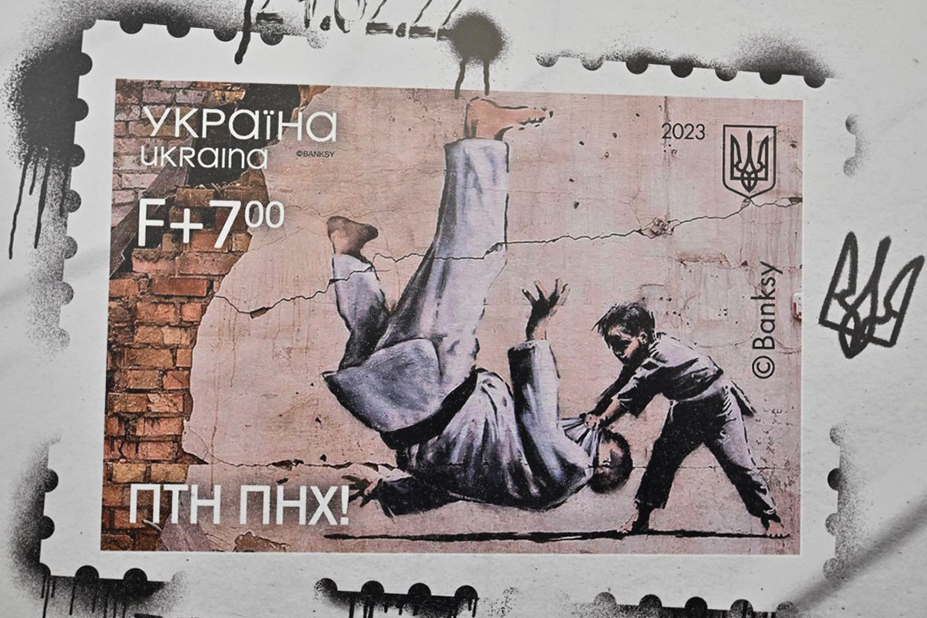 Timbre ukrainien illustré par une œuvre de l'artiste Banksy.