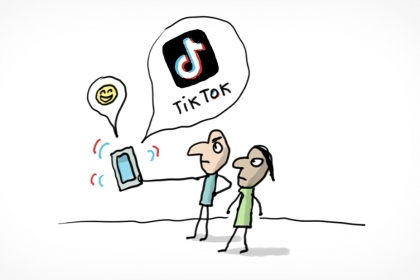 Deux personnes se méfient de l'application TikTok installée sur leur téléphone