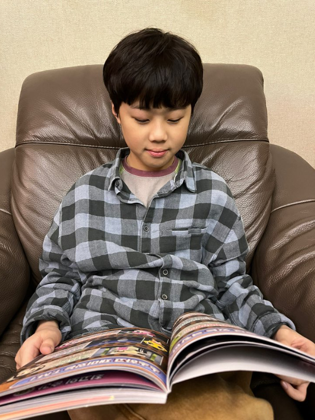 Min-ki en train de lire un manhwa, une bande dessinée coréenne