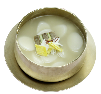 Un bol de tteokguk, une soupe traditionnelle coréenne