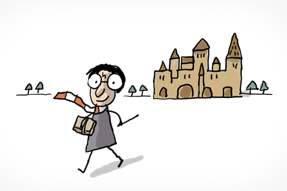 Harry Potter marche avec sa baguette magique à la main. L'école Poudlard est en arrière plan.