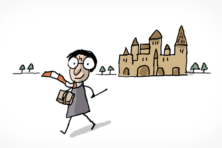 Harry Potter marche avec sa baguette magique à la main. L'école Poudlard est en arrière plan.