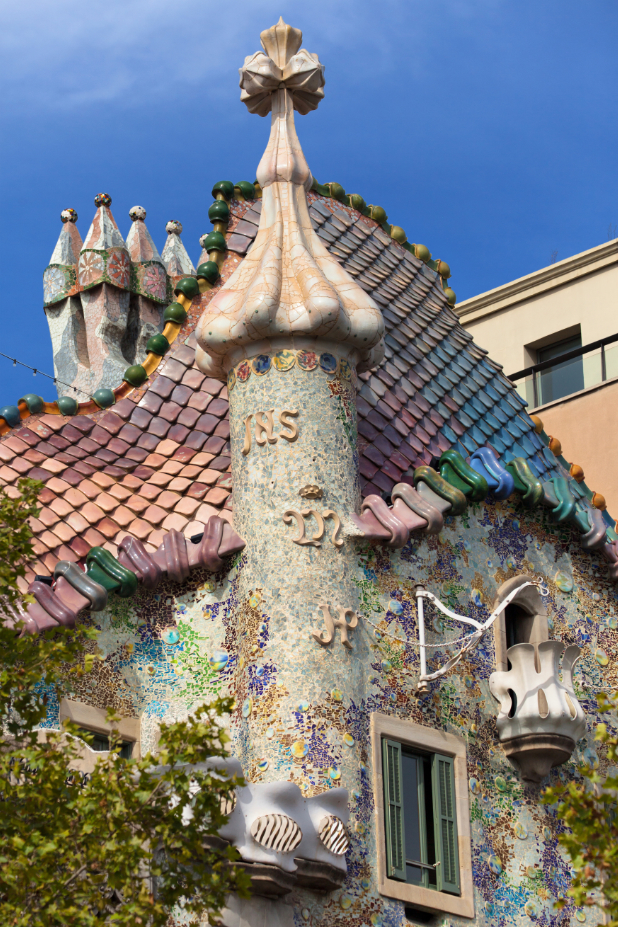 La Casa Batlló, avec son toit couvert de tuiles en écailles de dragon