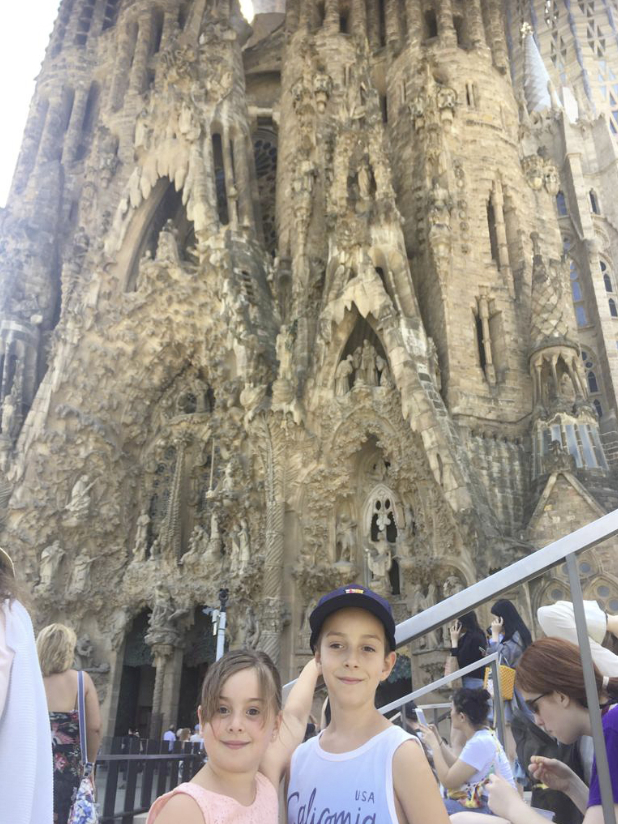 Samuel et sa sœur devant la Sagrada Família