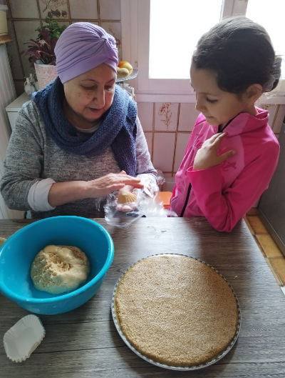 Maria-Line avec sa mamie, qui prépare des pâtisseries algériennes