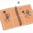 Deux tennisman jouent sur un terrain en terre battue