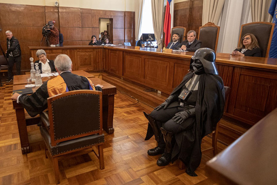 Sur cette photo prise lors du faux procès, on voit Dark Vador en costume sur le banc des accusés. En arrière plan, les juges. Et à côté, les avocats.