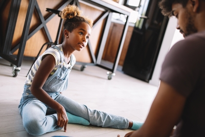 photo montrant une petite fille discutant avec son papa