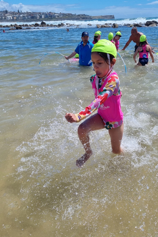 Anouk, 7 ans, court dans l'eau.