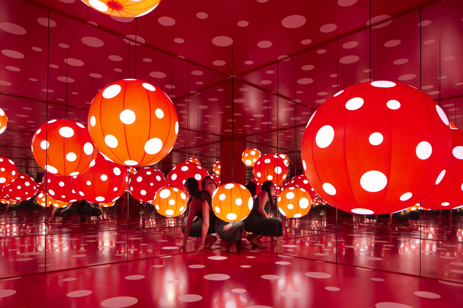 Installation de ballons rouges à pois blancs.