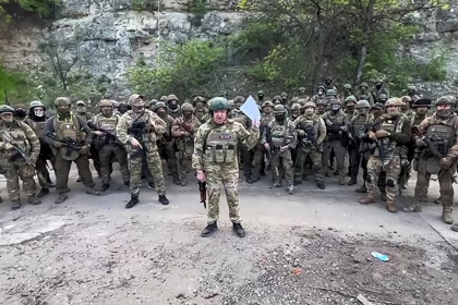 photo montrant plusieurs dizaines de soldats du groupe Wagner posant pour la photo le 5 mai 2023 dans un lieu inconnu.