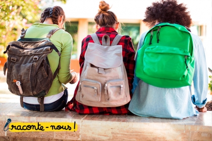 photo de 3 collégiens assis sur un banc de dos.