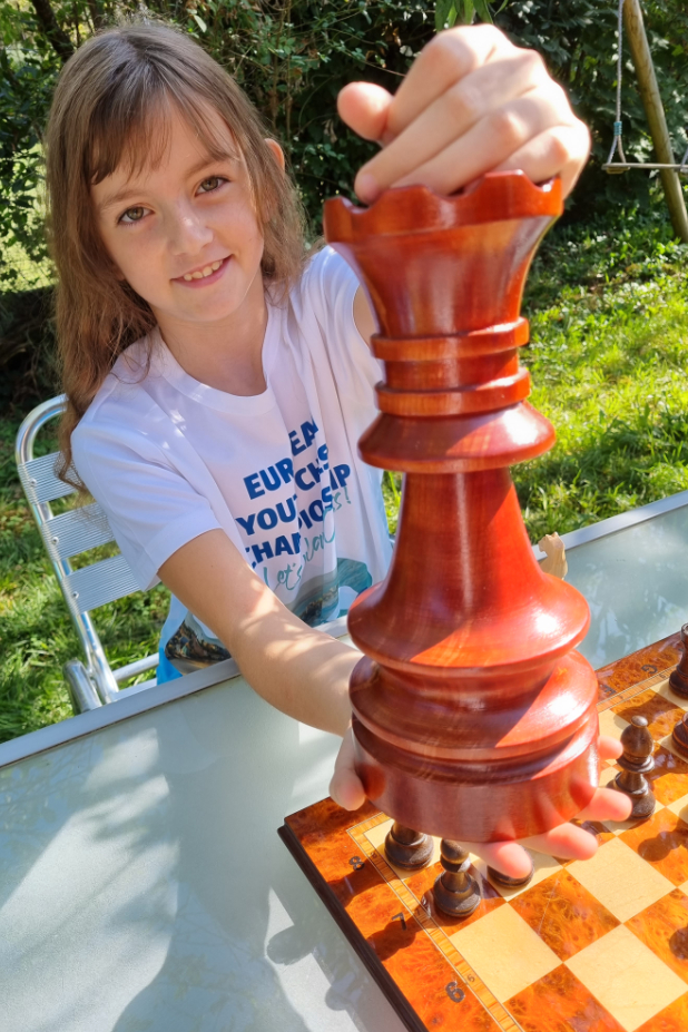 Camille te présente la dame géante qu’elle a gagnée lors d’un tournoi. 