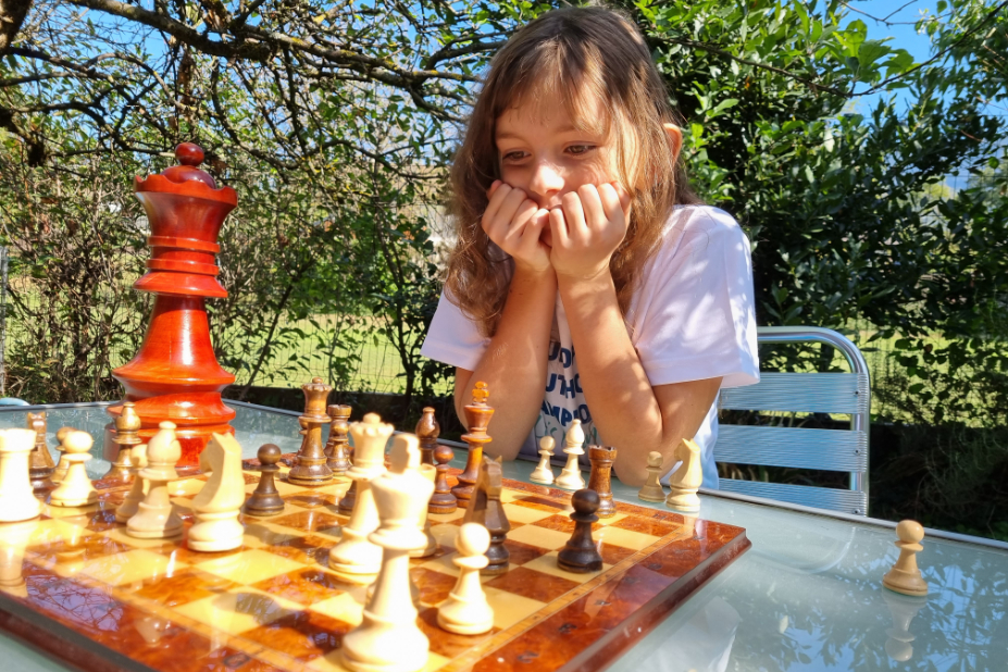 Camille, très concentrée, pendant une partie d’échecs.