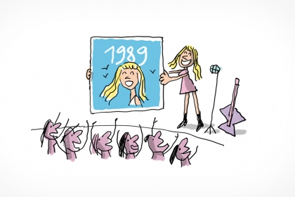 La chanteuse Taylor Swift porte une robe rose, elle est sur une scène pendant un concert. Elle tend son album "1989" devant elle avec un grand sourire. Le public est content.