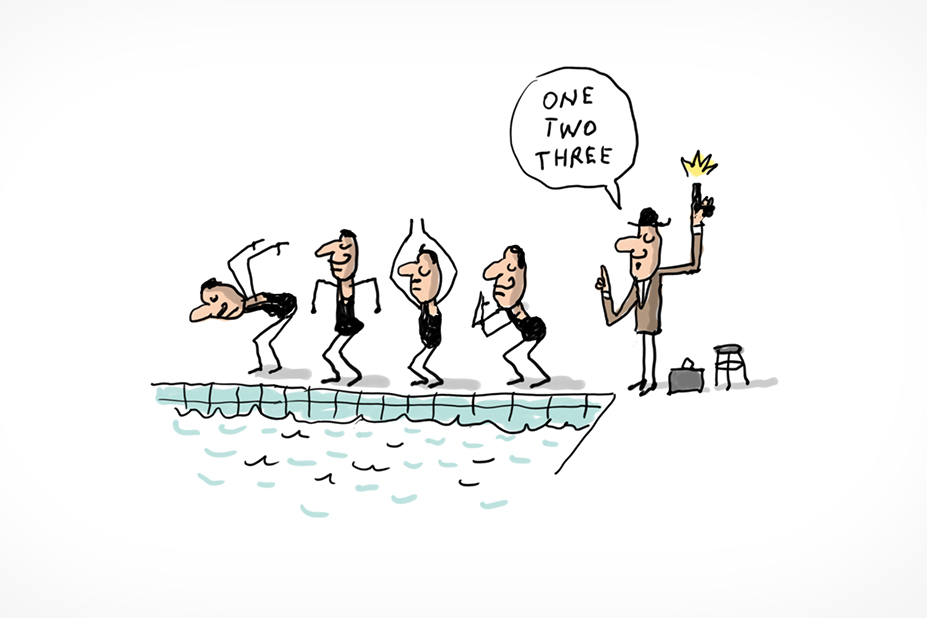 Quatre nageurs moustachus portant des maillots de bain anciens, s'apprêtent à plonger depuis le bord d'une piscine olympique. À côté d'eux, se trouve un arbitre qui donne un coup de feu en l'air pour lancer la course en disant "one, two, three".