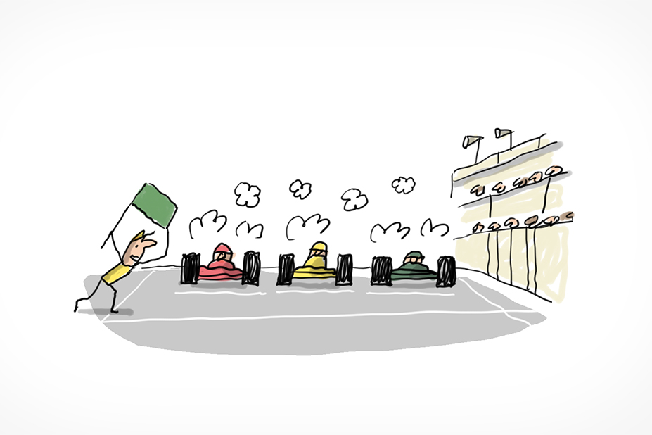 Trois formule 1 se trouvent sur la ligne de départ d'un grand prix. Il y a du monde dans les gradins et leurs pots d'échappement font de la fumée. Un personnage lève un drapeau vert qui indique le départ de la course.