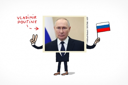 Vladimir Poutine tient le drapeau russe dans une main et fait le V de la victoire avec l'autre main.