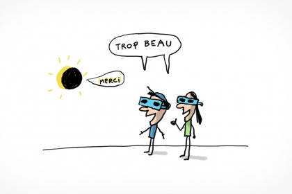 Deux enfants portent des lunettes noires de protection et regardent une éclipse. Le soleil disparait derrière une forme ronde noire. Ils disent "trop beau".