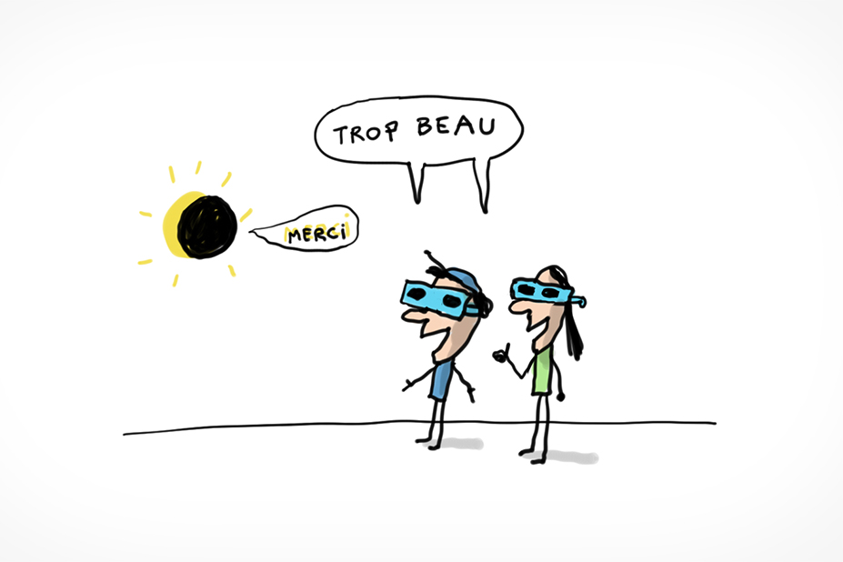 Deux enfants portent des lunettes noires de protection et regardent une éclipse. Le soleil disparait derrière une forme ronde noire. Ils disent "trop beau".