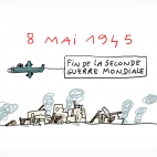 Dans le ciel d'une ville complètement détruite et en fumée, un avion passe. Cet avion tracte une banderole sur laquelle est inscrite la phrase "fin de la seconde guerre mondiale". C'est le 8 mai 1945.