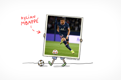 Un portrait de Kylian Mbappé, porté par quelqu'un qui porte des crampons et a un ballon aux pieds.