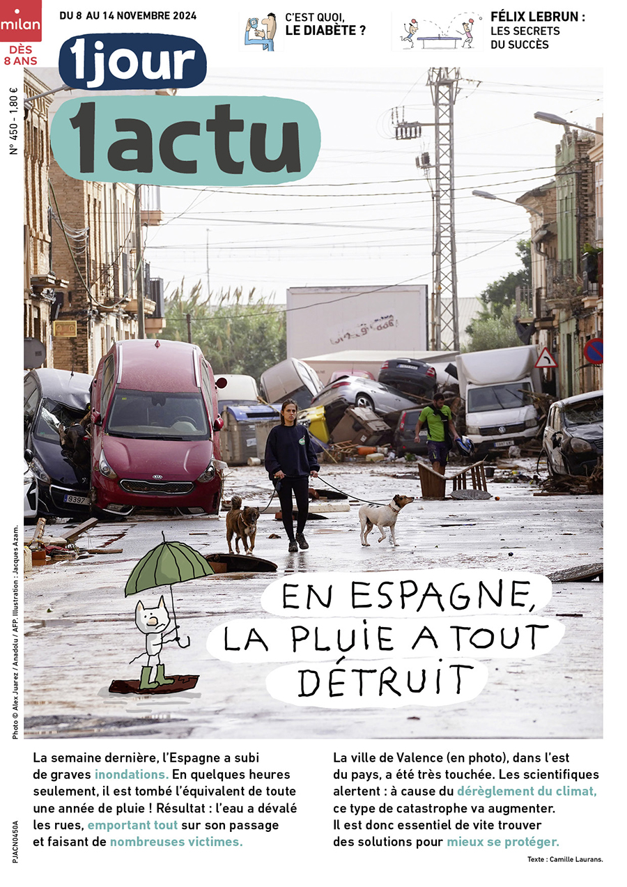 Couverture du n° 450 d'1jour1actu. On y voit une photos des conséquences des inondations en Espagne, une femme marche dans une rue jonchée de débris et de voitures empilées. Le titre du journal est 