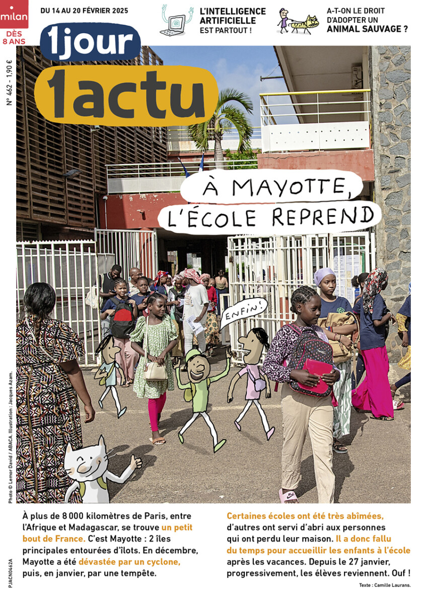 Couverture du journal 1jour1actu avec une photo de collégiens sortant de leur collège à Mayotte. Il y des collégiens et un chat illustrés. Le titre est 