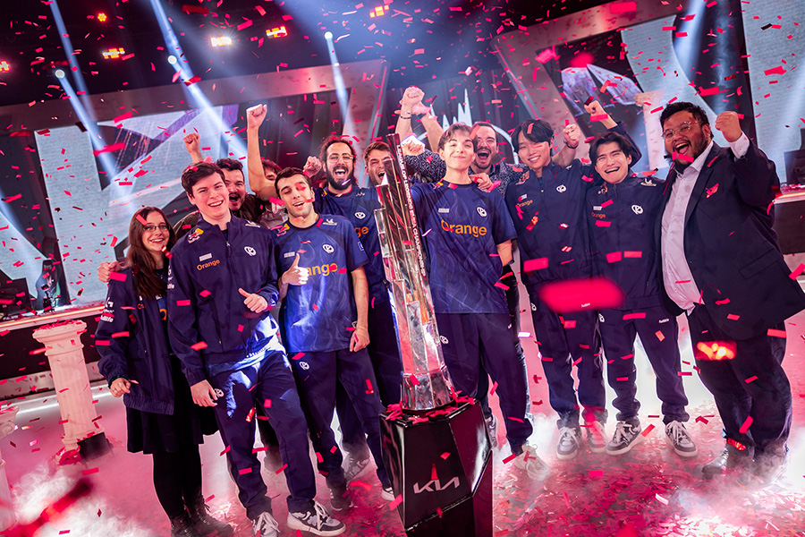 Les joueurs de l'équipe la Karmine Corp qui célèbrent leur victoire devant le trophée de la LEC, une compétition européenne reconnue